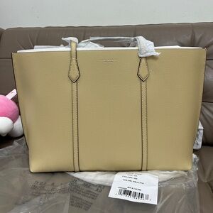 NWT Tory Burch Perry Triple Compartment
Leather  Tote